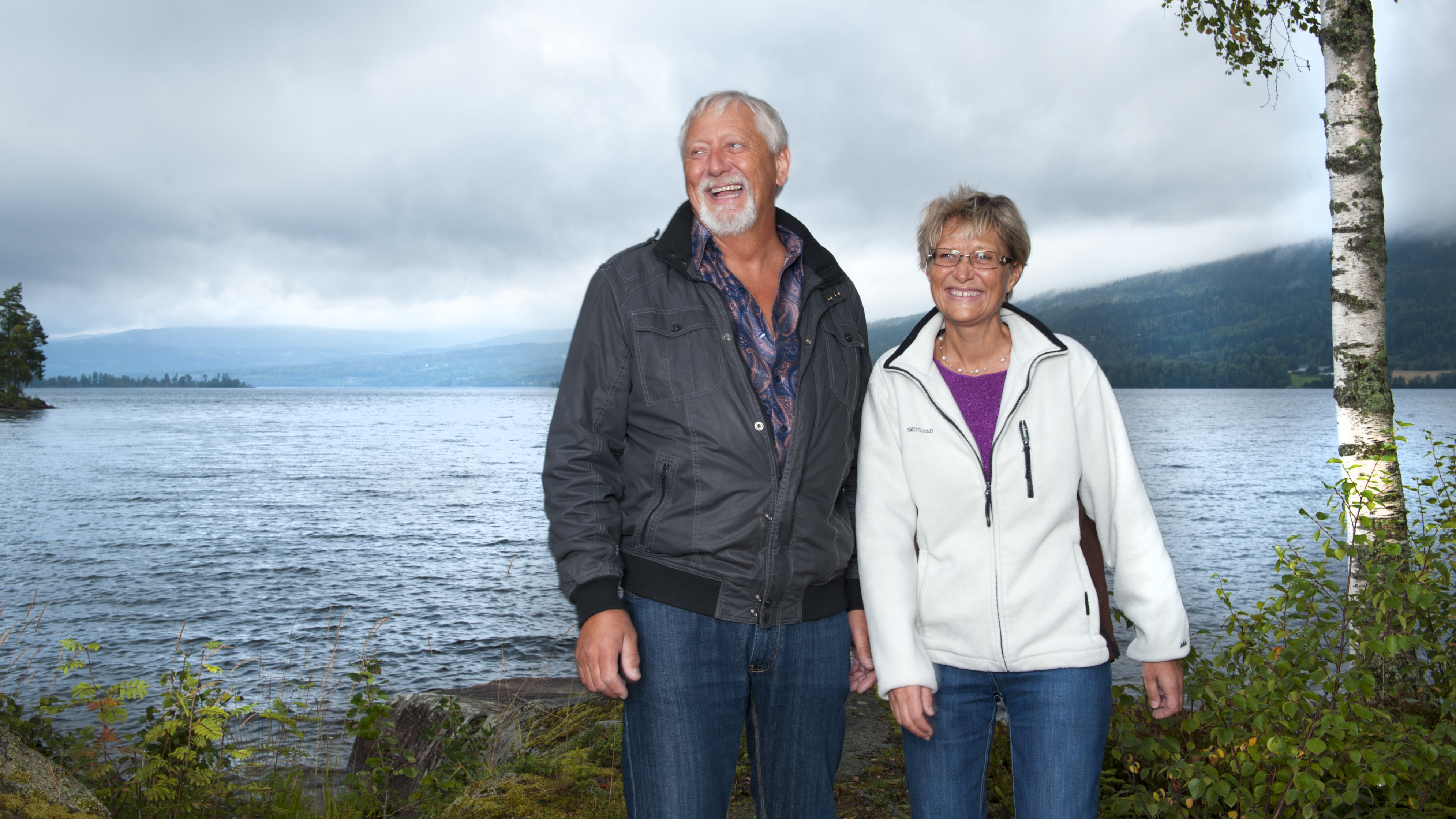 Bilde av en mann og en dame ved et vann